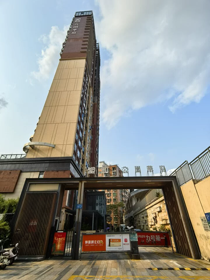 广东省深圳市罗湖区人民北路书院街塑和公园华府2702房产